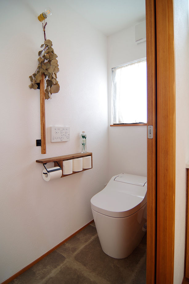 無垢Story 【岐阜県/2000万円台/ビルトインガレージ/40坪台/間取図有】冬の朝も無垢の足触りを愉しめる漆喰壁の家の建築実例画像9