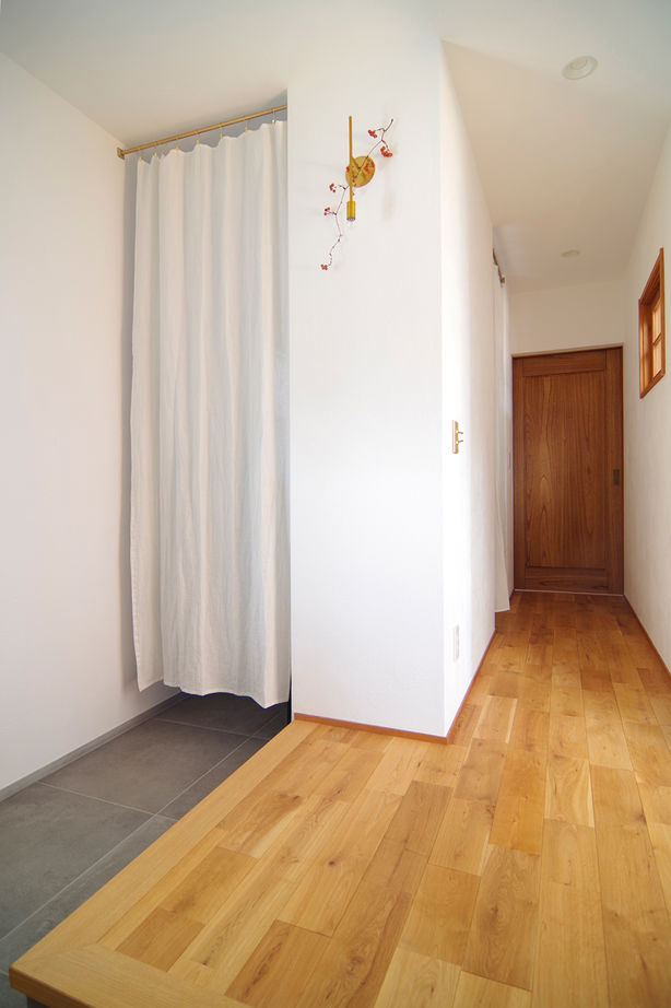 無垢Story 【岐阜県/2000万円台/ビルトインガレージ/40坪台/間取図有】冬の朝も無垢の足触りを愉しめる漆喰壁の家の建築実例画像10