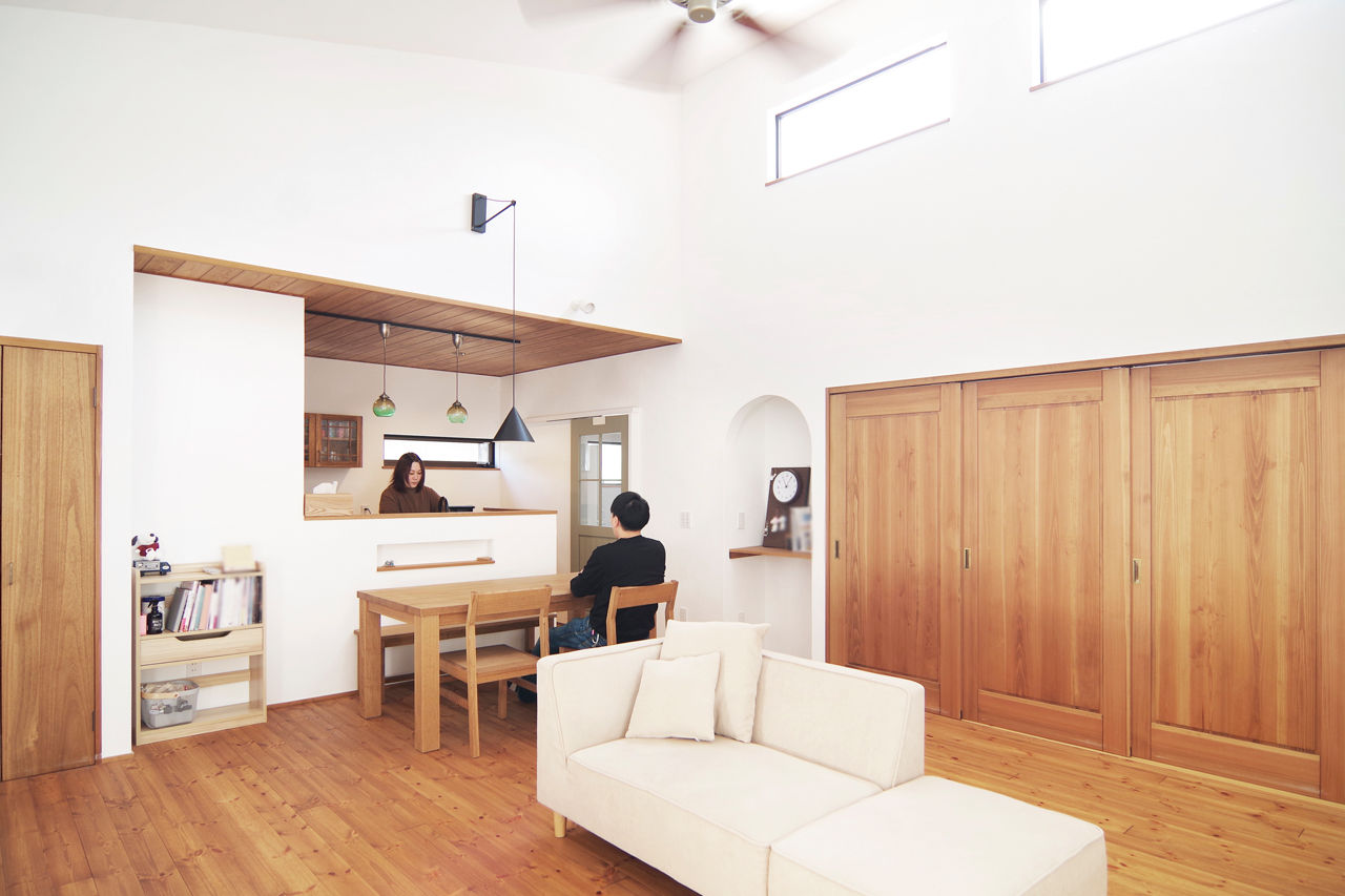 無垢Story 【岐阜県/2000万円台/平屋/30坪台/間取図有】夫婦で寛ぐ開放的なリビング。一人の時間も楽しい全館空調の家の建築実例画像2