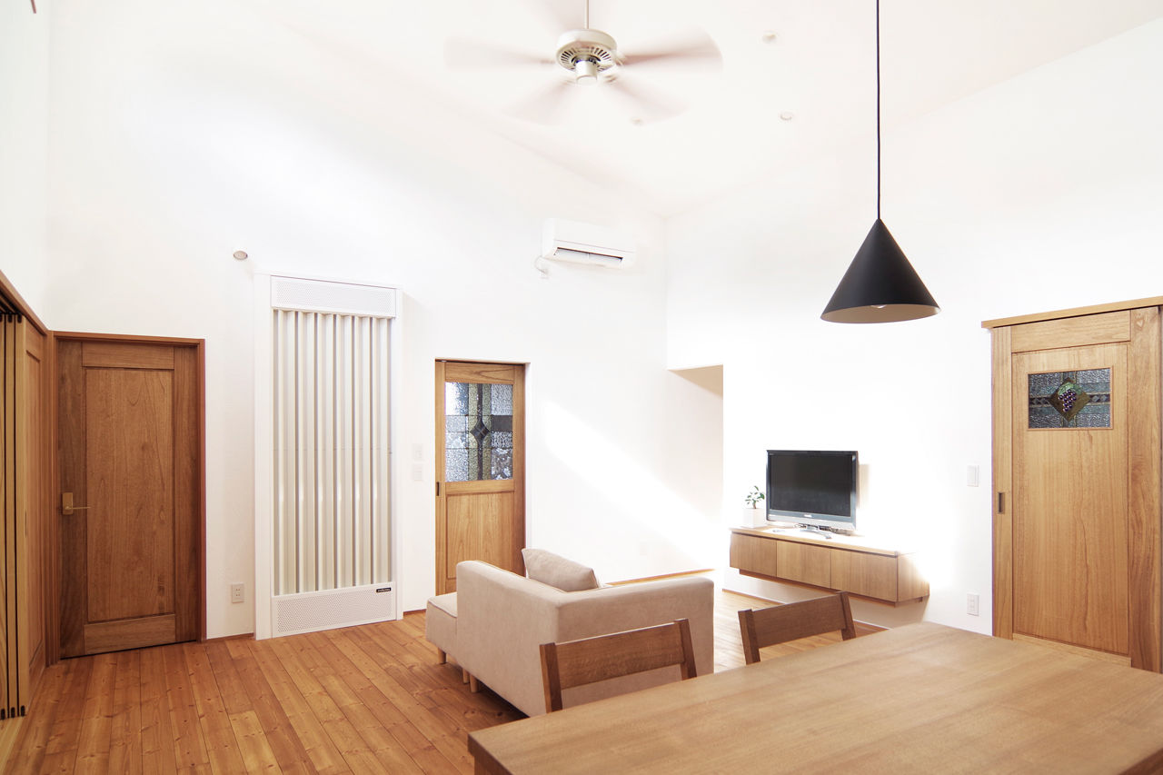 無垢Story 【岐阜県/2000万円台/平屋/30坪台/間取図有】夫婦で寛ぐ開放的なリビング。一人の時間も楽しい全館空調の家の建築実例画像6