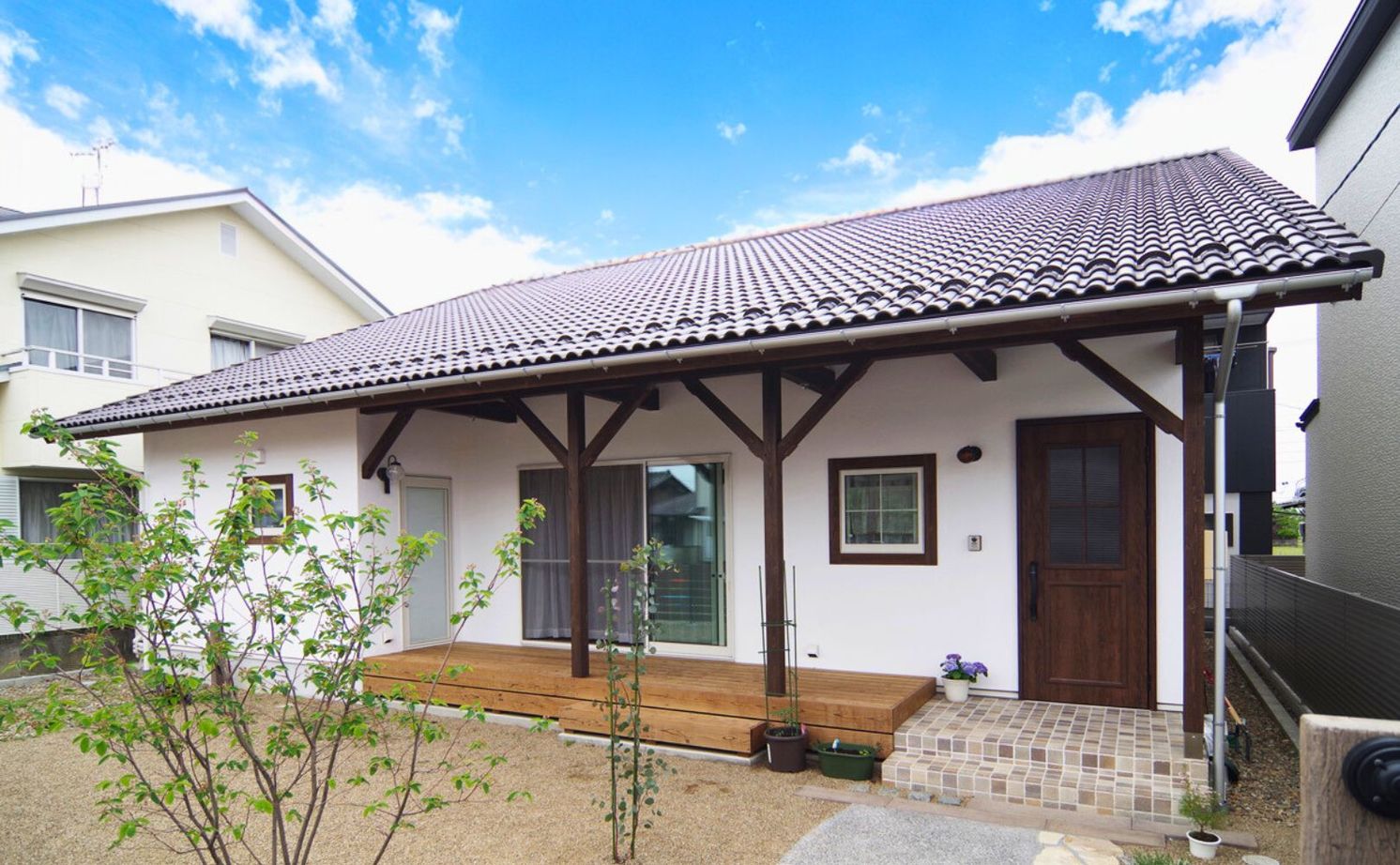 無垢Story 【岐阜県/2000万円台/平屋風/30坪台/間取図有】テーマはフランスの田舎暮らし。木と漆喰でつくる平屋風の家の建築実例画像1