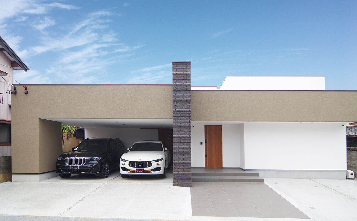 無垢Story 【愛知県/中庭/平屋風/50坪台/間取図有】多趣味な二人の、こだわりを形に。ガレージのあるロ型コートハウスの建築実例画像