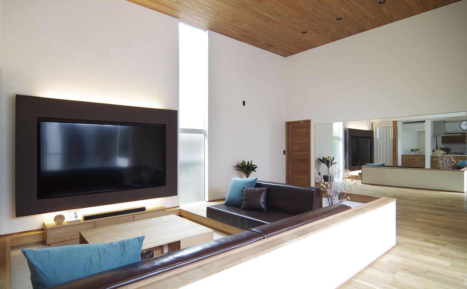 無垢Story 【愛知県/中庭/平屋風/50坪台/間取図有】多趣味な二人の、こだわりを形に。ガレージのあるロ型コートハウスの建築実例画像2