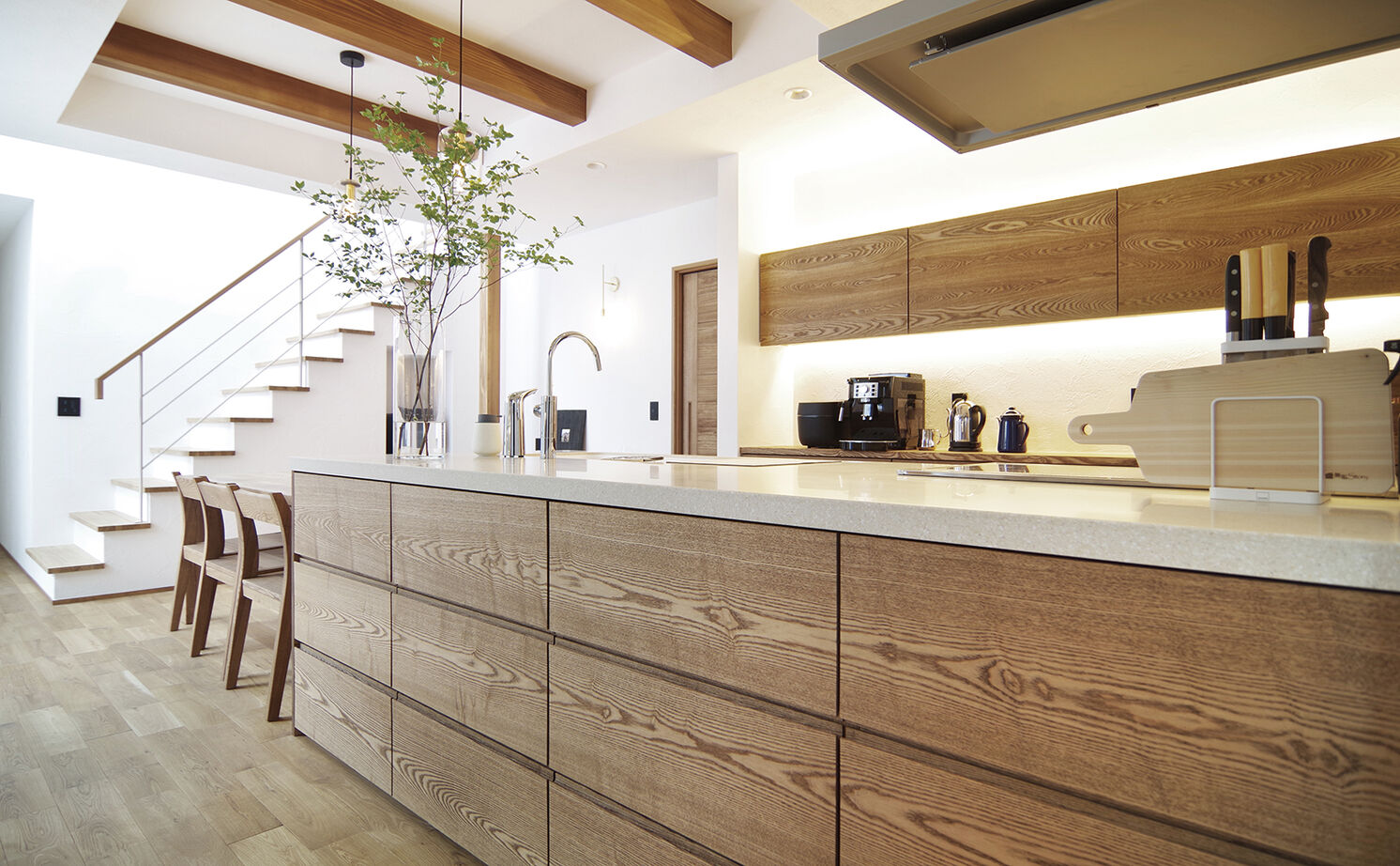 無垢Story 【愛知県/中庭/平屋風/50坪台/間取図有】多趣味な二人の、こだわりを形に。ガレージのあるロ型コートハウスの建築実例画像3