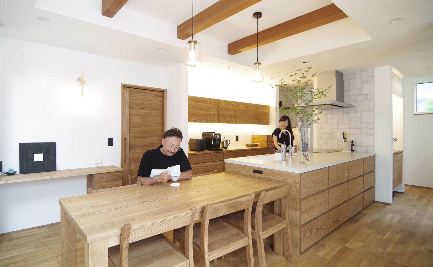 無垢Story 【愛知県/中庭/平屋風/50坪台/間取図有】多趣味な二人の、こだわりを形に。ガレージのあるロ型コートハウスの建築実例画像5