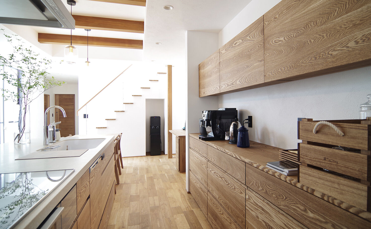 無垢Story 【愛知県/中庭/平屋風/50坪台/間取図有】多趣味な二人の、こだわりを形に。ガレージのあるロ型コートハウスの建築実例画像6