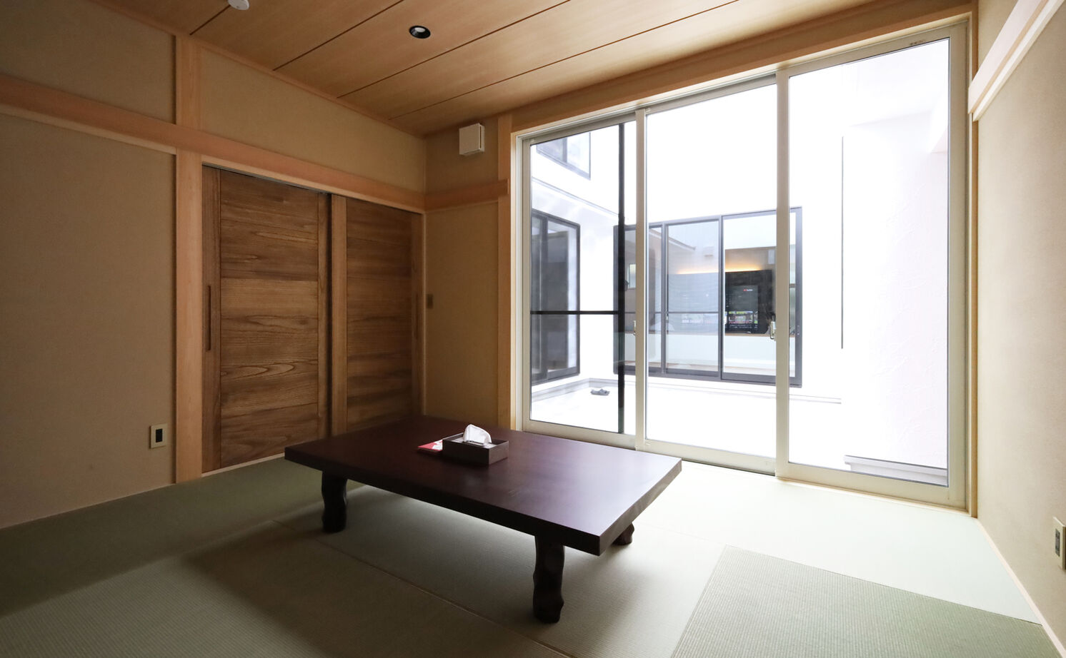 無垢Story 【愛知県/中庭/平屋風/50坪台/間取図有】多趣味な二人の、こだわりを形に。ガレージのあるロ型コートハウスの建築実例画像9