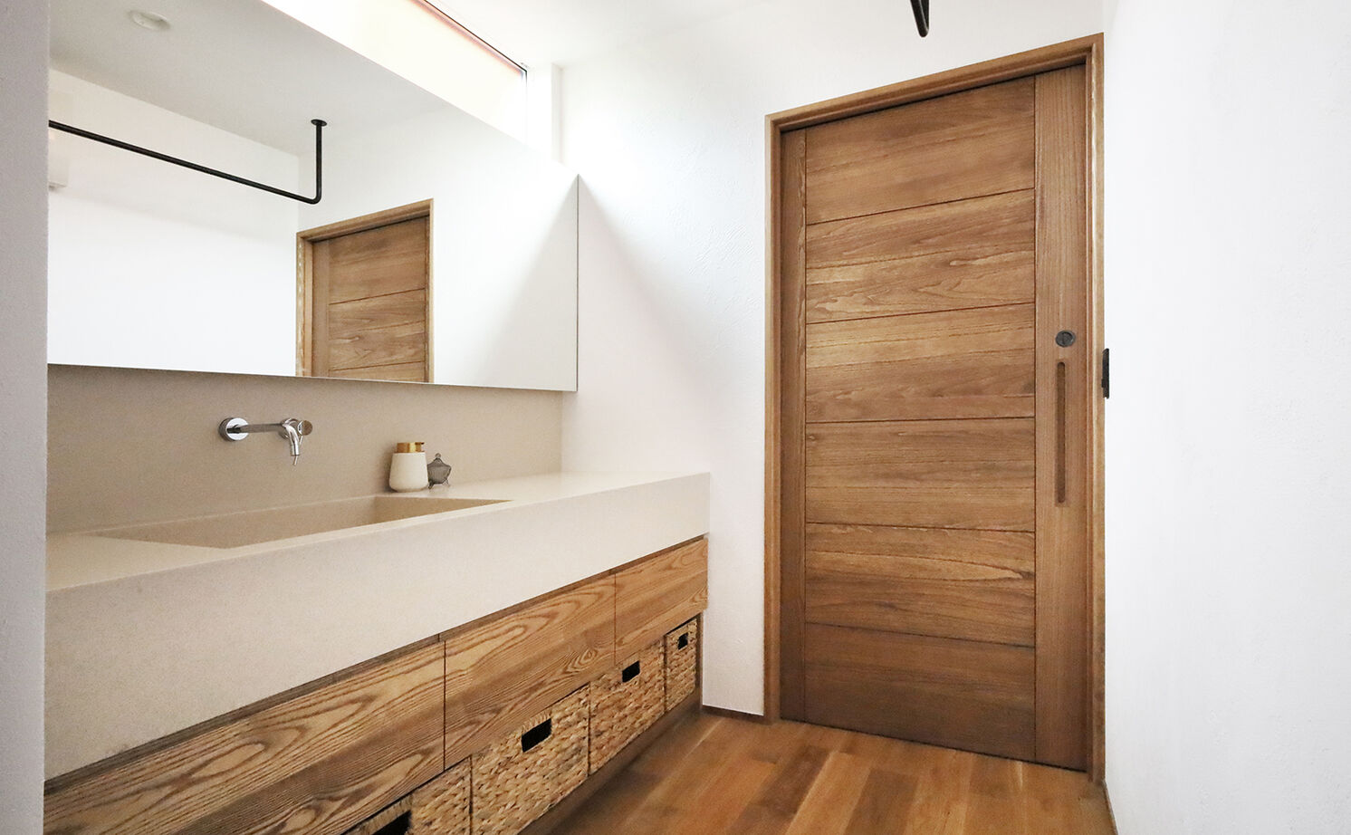 無垢Story 【愛知県/中庭/平屋風/50坪台/間取図有】多趣味な二人の、こだわりを形に。ガレージのあるロ型コートハウスの建築実例画像10