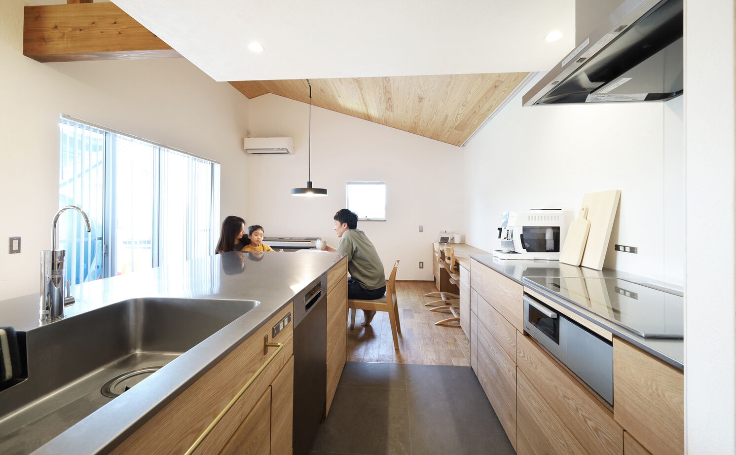 無垢Story 【愛知県/インナーガレージ/45坪台/間取図有】住むほどに愛着が湧く。木と漆喰でつくる2階LDKの家の建築実例画像2