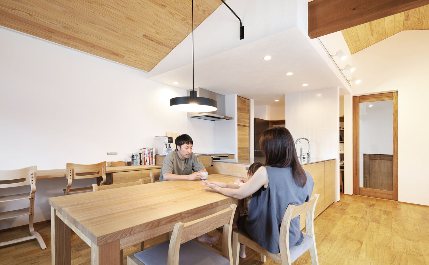 無垢Story 【愛知県/インナーガレージ/45坪台/間取図有】住むほどに愛着が湧く。木と漆喰でつくる2階LDKの家の建築実例画像4