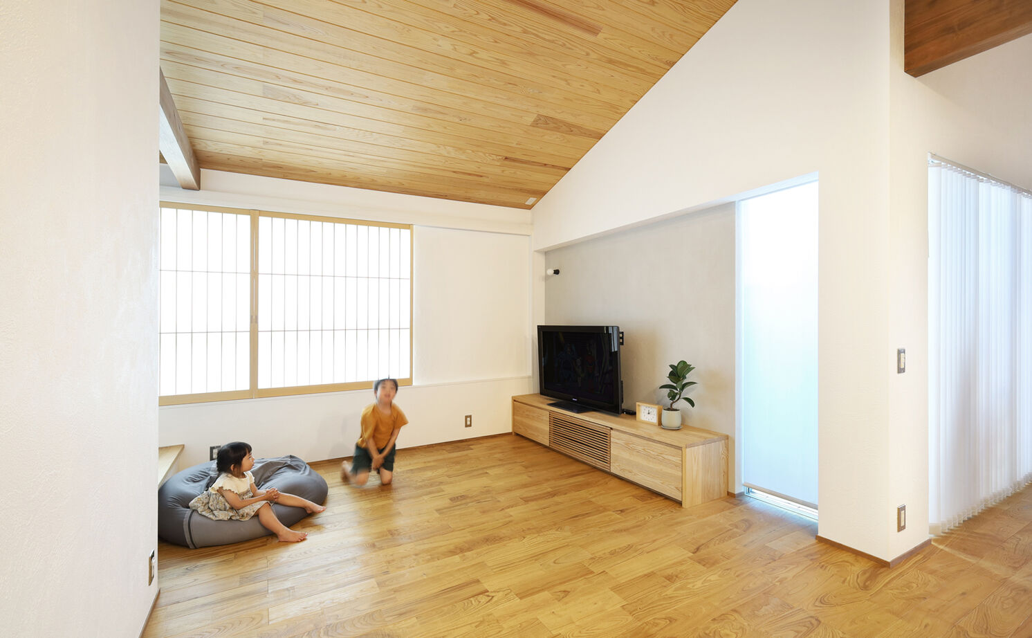 無垢Story 【愛知県/インナーガレージ/45坪台/間取図有】住むほどに愛着が湧く。木と漆喰でつくる2階LDKの家の建築実例画像7