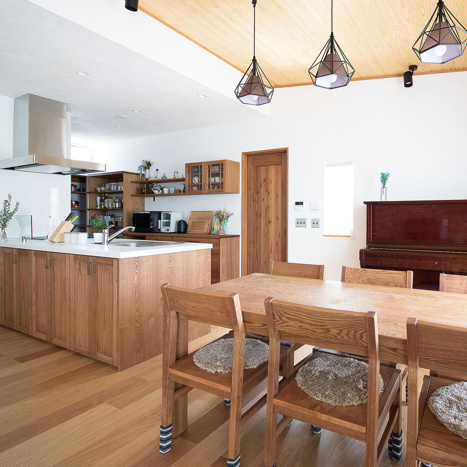 無垢Story 【平屋×無垢材×造作キッチン】光をたくさん取り込んだ、木と緑のコーディネートでカフェ気分｜間取り図有の建築実例画像2