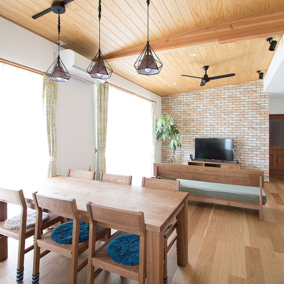 無垢Story 【平屋×無垢材×造作キッチン】光をたくさん取り込んだ、木と緑のコーディネートでカフェ気分｜間取り図有の建築実例画像3