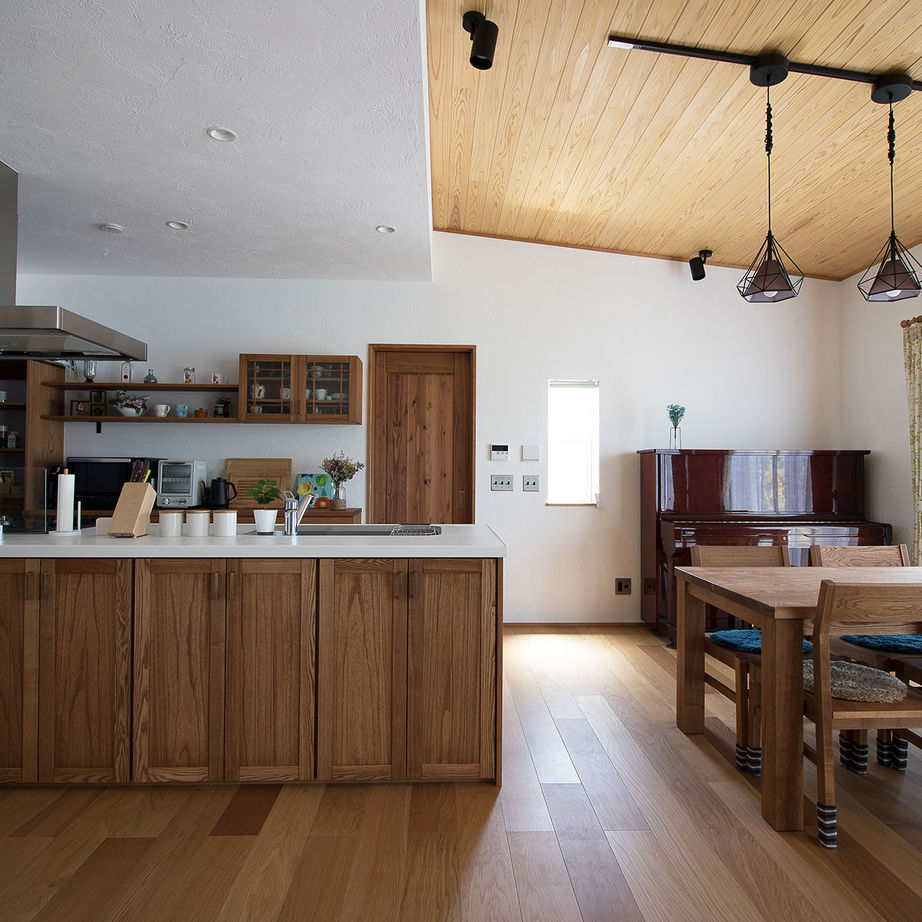 無垢Story 【平屋×無垢材×造作キッチン】光をたくさん取り込んだ、木と緑のコーディネートでカフェ気分｜間取り図有の建築実例画像4