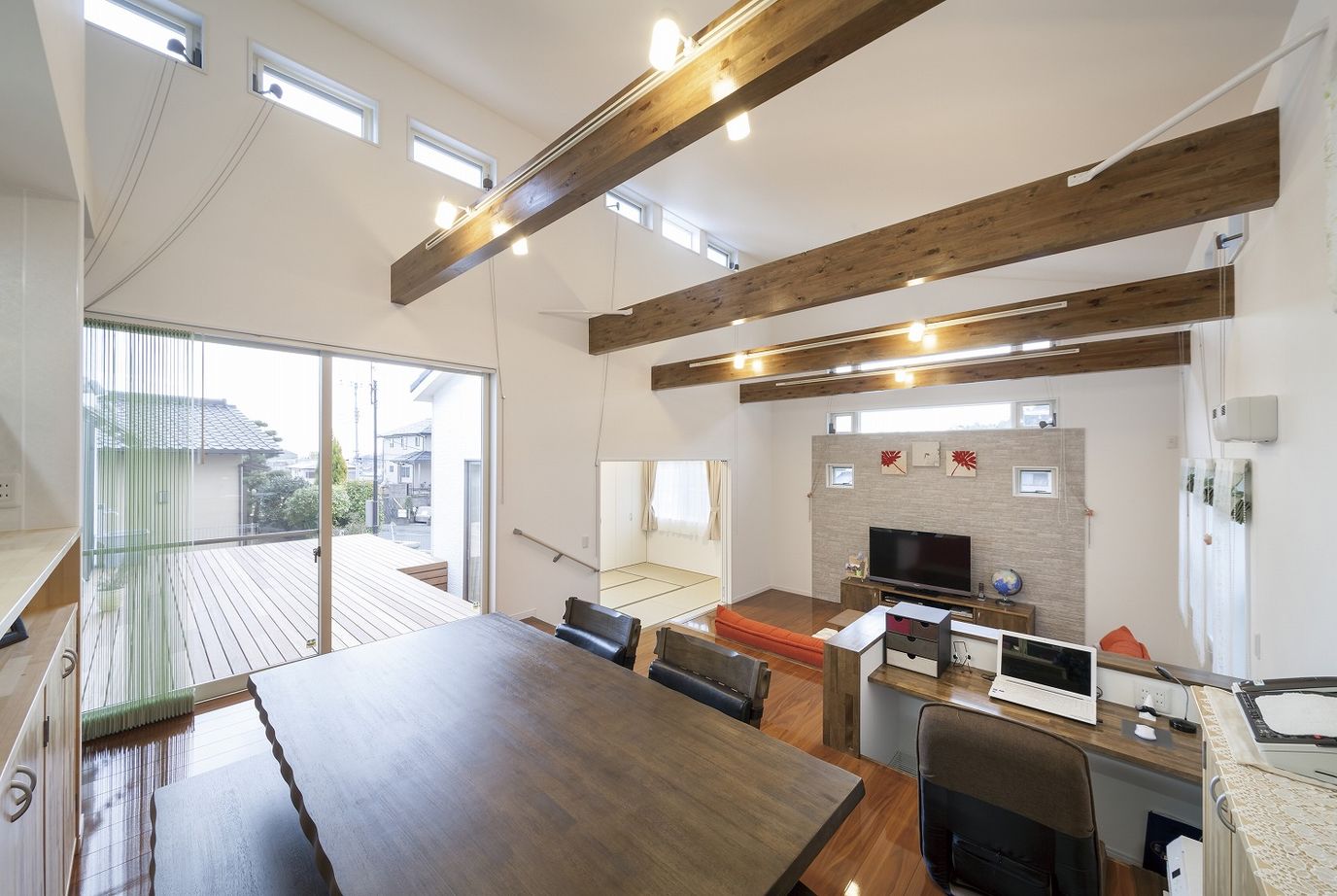 川野工務店 【平屋】プライバシーも守る光の設計。開放的なスキップフロアの平屋の家の建築実例画像2