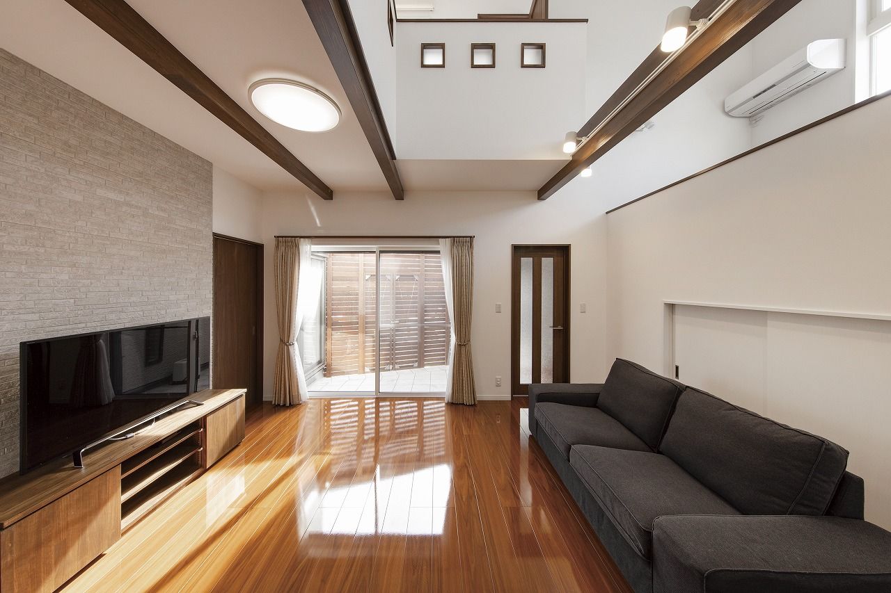 川野工務店 吹き抜けからあふれる光が心地よい、スキップフロアのある住まいの建築実例画像3