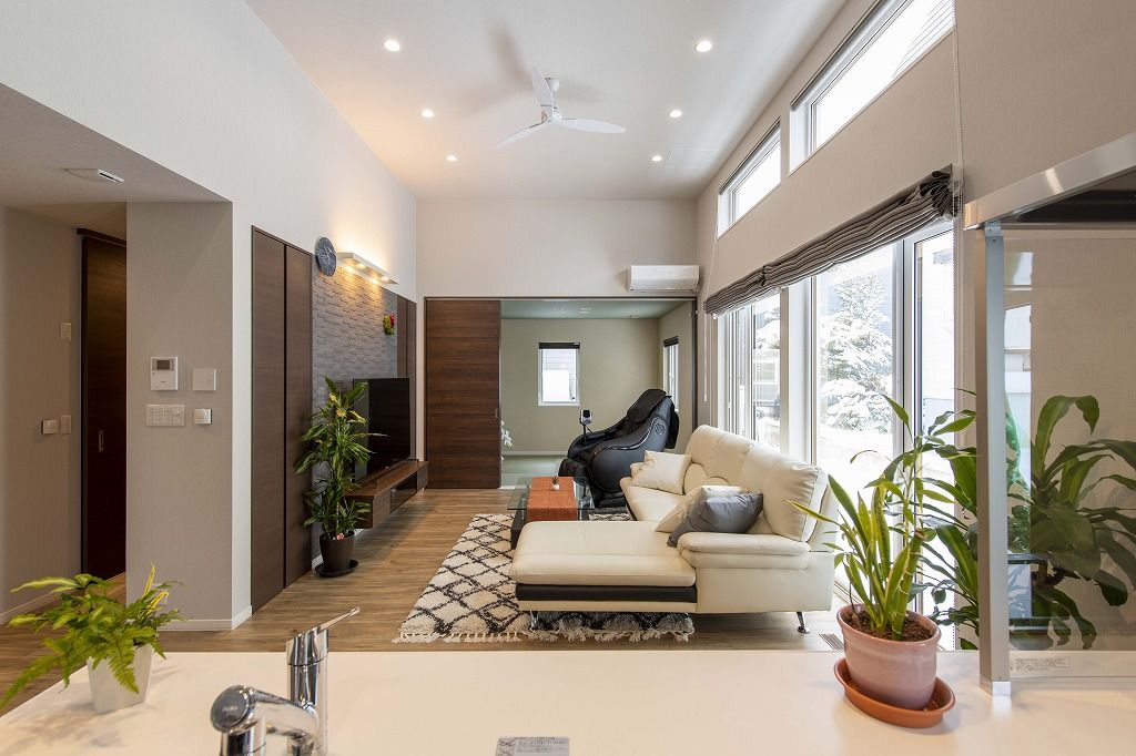 アーキテックプランニング 【平屋/2000万円台/間取り図有】老後も安心のゆとりある平屋を実現。天井高3.6mの明るい開放感あるリビングの建築実例画像2