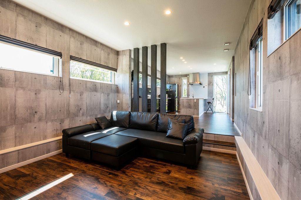 アーキテックプランニング 【平屋】スキップフロアのリビング、無機質×有機質の組合せで光と緑が心地いいモダンな全室床暖房の平屋の建築実例画像2