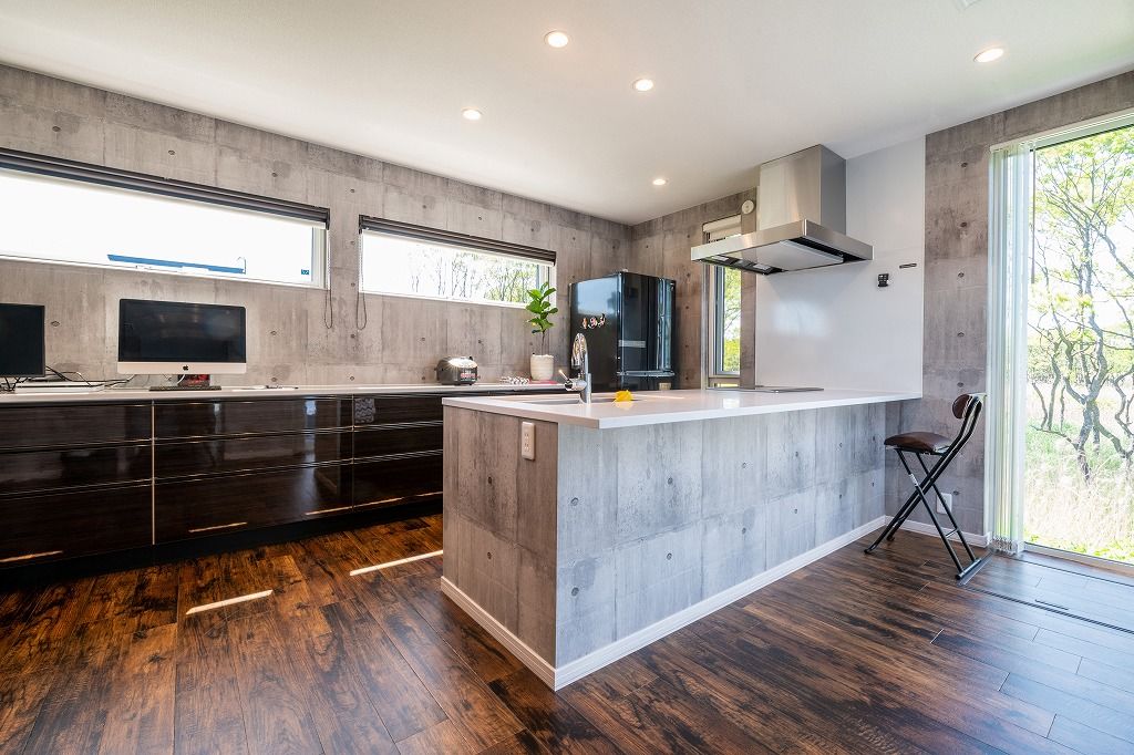 アーキテックプランニング 【平屋】スキップフロアのリビング、無機質×有機質の組合せで光と緑が心地いいモダンな全室床暖房の平屋の建築実例画像3