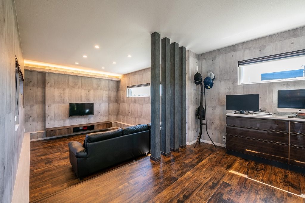 アーキテックプランニング 【平屋】スキップフロアのリビング、無機質×有機質の組合せで光と緑が心地いいモダンな全室床暖房の平屋の建築実例画像5