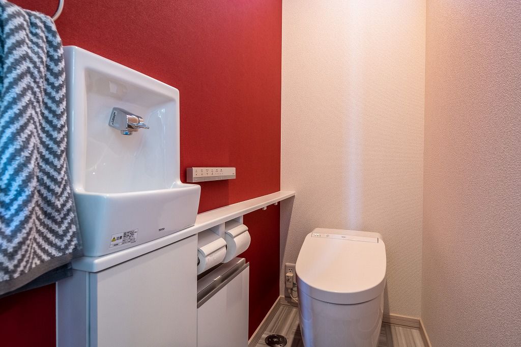 アーキテックプランニング 【平屋】スキップフロアのリビング、無機質×有機質の組合せで光と緑が心地いいモダンな全室床暖房の平屋の建築実例画像6