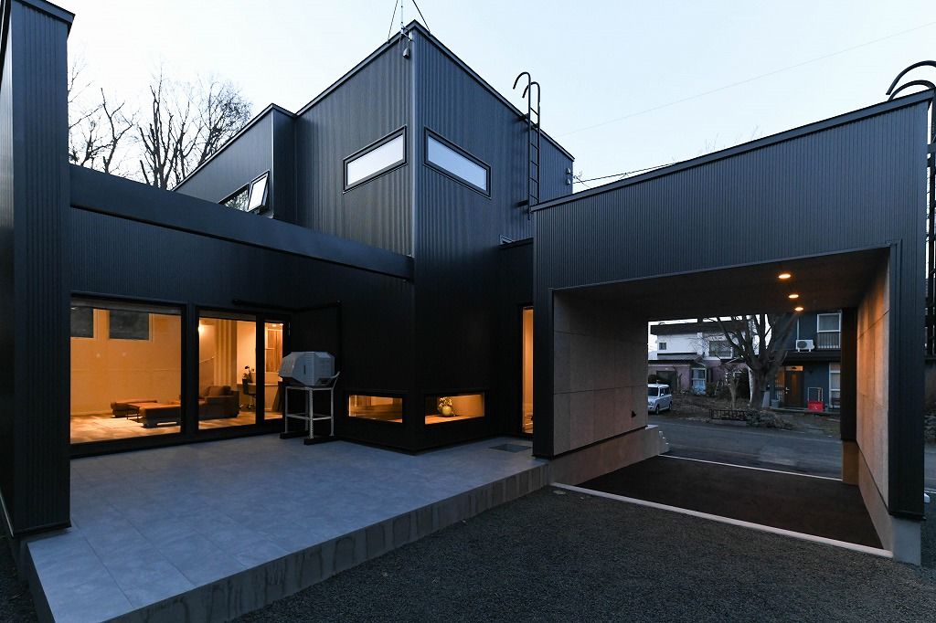 アーキテックプランニング 【間取り図有】天井高3.0ｍの開放的なリビング。雨雪でも快適なカーライフを実現できる組込カーポートのある住まいの建築実例画像1