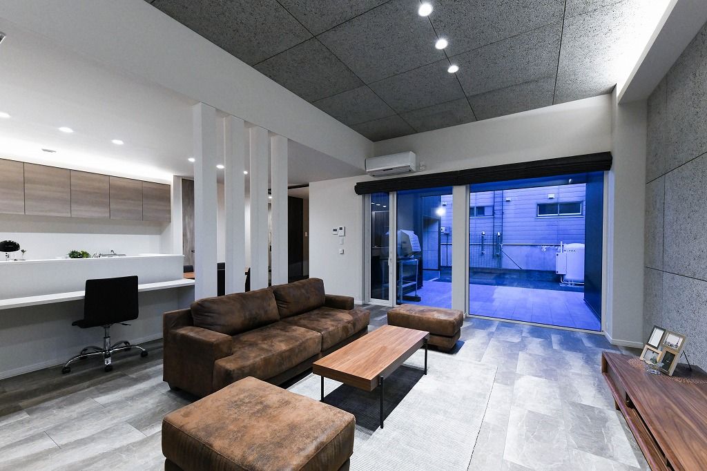 アーキテックプランニング 【間取り図有】天井高3.0ｍの開放的なリビング。雨雪でも快適なカーライフを実現できる組込カーポートのある住まいの建築実例画像2