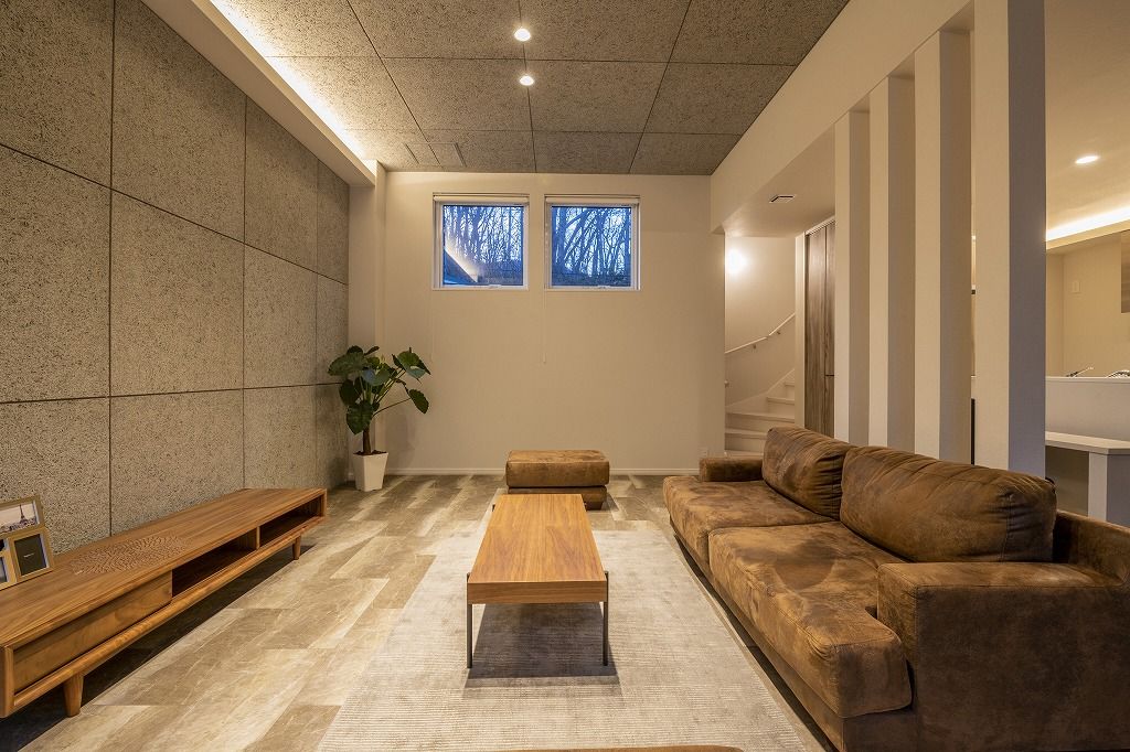 アーキテックプランニング 【間取り図有】天井高3.0ｍの開放的なリビング。雨雪でも快適なカーライフを実現できる組込カーポートのある住まいの建築実例画像4