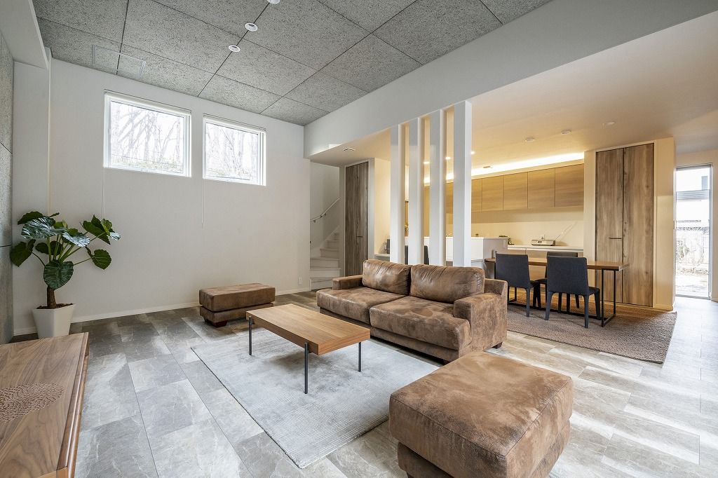 アーキテックプランニング 【間取り図有】天井高3.0ｍの開放的なリビング。雨雪でも快適なカーライフを実現できる組込カーポートのある住まいの建築実例画像5