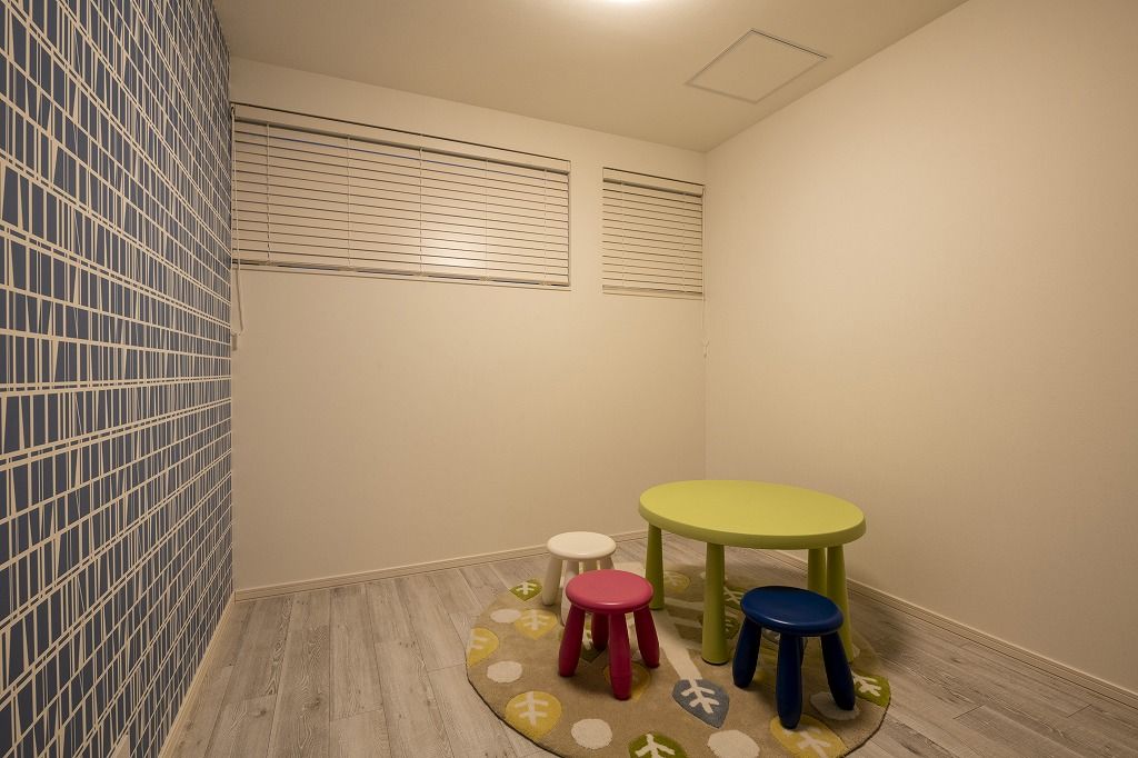 アーキテックプランニング 【間取り図有】天井高3.0ｍの開放的なリビング。雨雪でも快適なカーライフを実現できる組込カーポートのある住まいの建築実例画像9