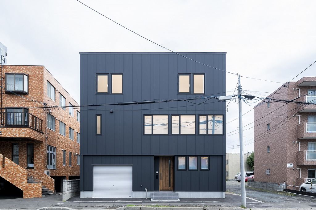 アーキテックプランニング [2000万円台/間取り図有]限られた敷地を活かしたプランニング。3階建てで叶えた家族5人で暮らす機能的な住まいの建築実例画像1