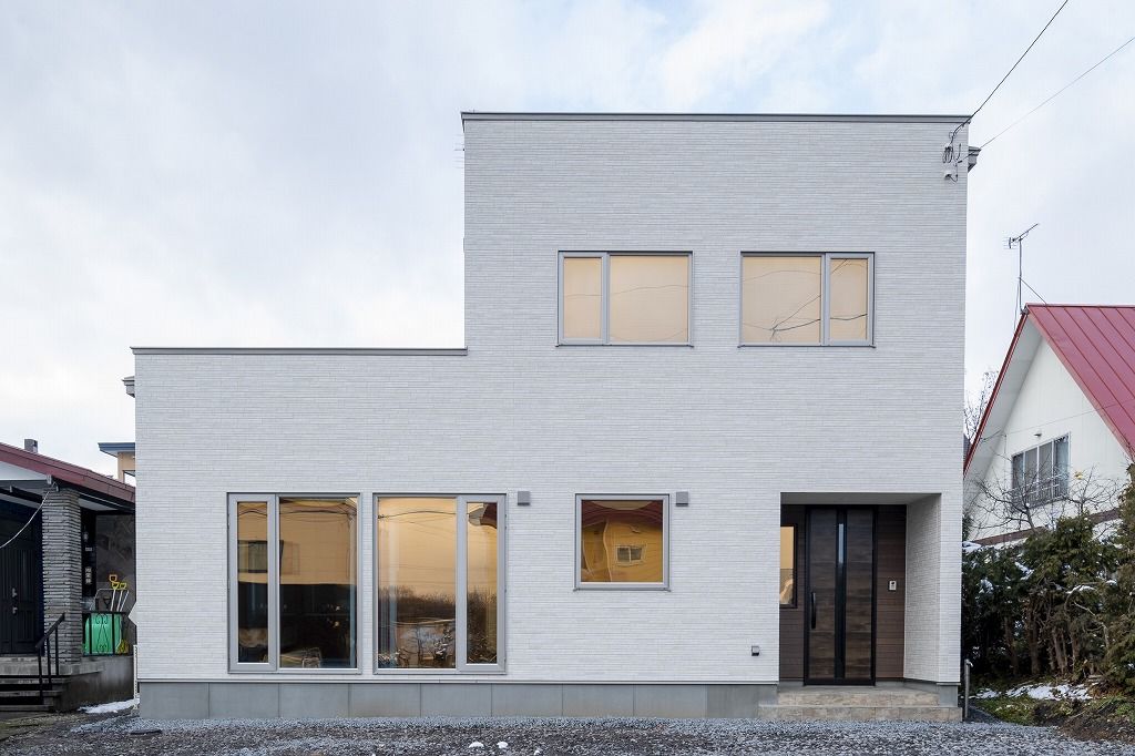 アーキテックプランニング 【2500～3000万円/間取り図有】カラーセレクトにこだわった、建替えで実現した二世帯住宅の建築実例画像2