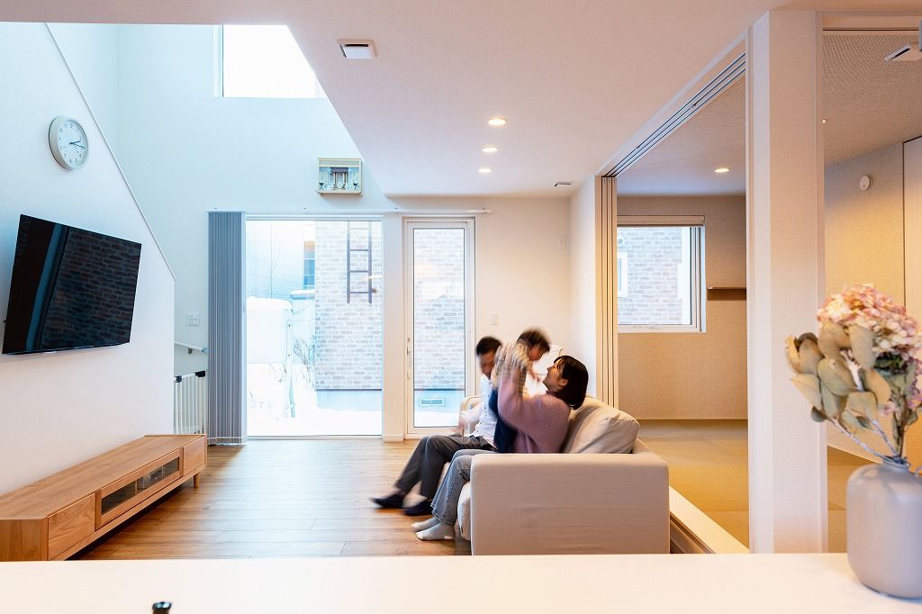 アーキテックプランニング 【2500～3000万円】吹き抜けやトリプルサッシの大きな窓、２階オープンスペースなど開放的な空間を実現の建築実例画像3