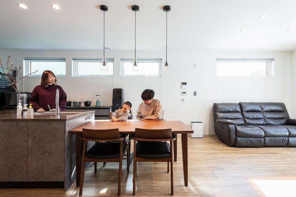 アーキテックプランニング 【2000～2500万円/４LDK間取り図有/ゲストルーム】オープンキッチンを中心にした家族の絆深まる暖かく、温かい家の建築実例画像1