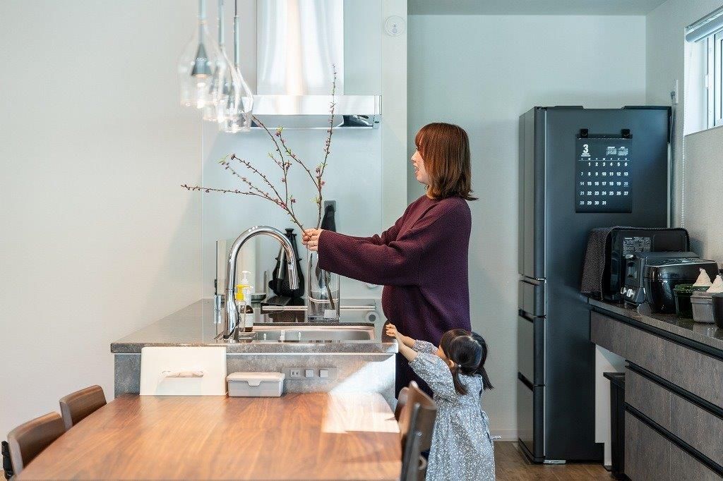 アーキテックプランニング 【2000～2500万円/４LDK間取り図有/ゲストルーム】オープンキッチンを中心にした家族の絆深まる暖かく、温かい家の建築実例画像2