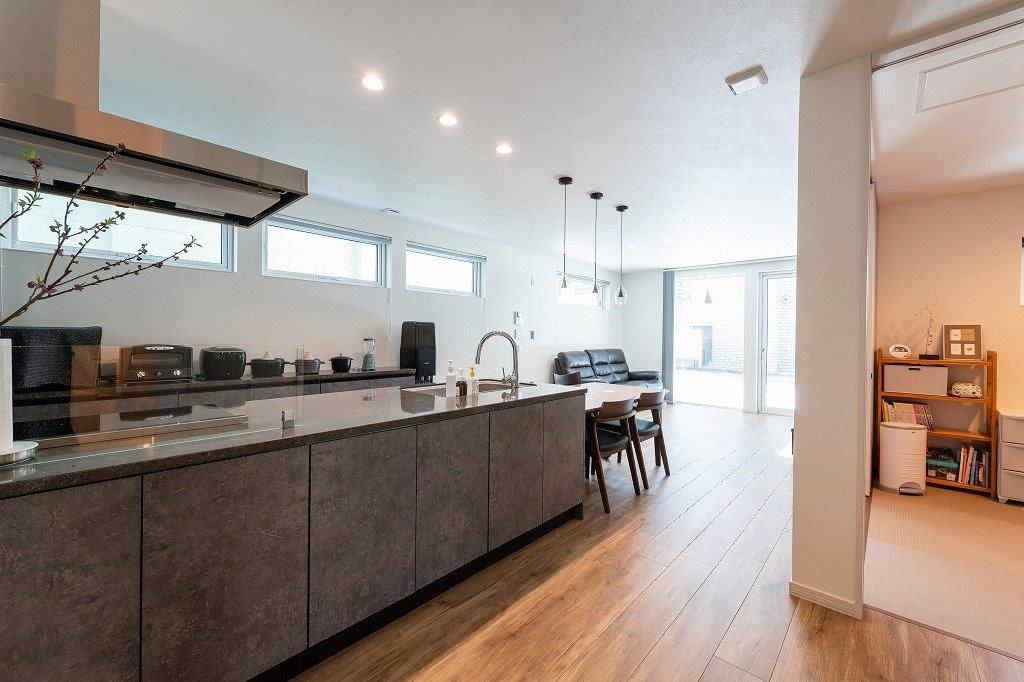 アーキテックプランニング 【2000～2500万円/４LDK間取り図有/ゲストルーム】オープンキッチンを中心にした家族の絆深まる暖かく、温かい家の建築実例画像5