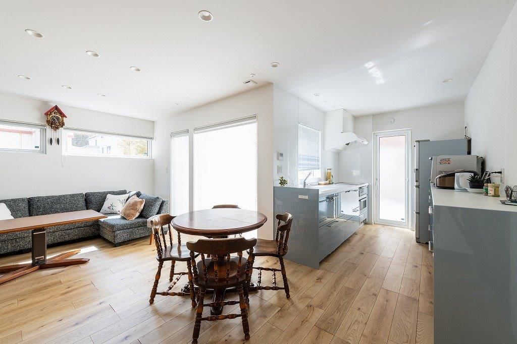 アーキテックプランニング 【平屋/1500～2000万円/２LDK間取り図有】好きな色やモノに囲まれた、終の棲家の平屋の住まいの建築実例画像2