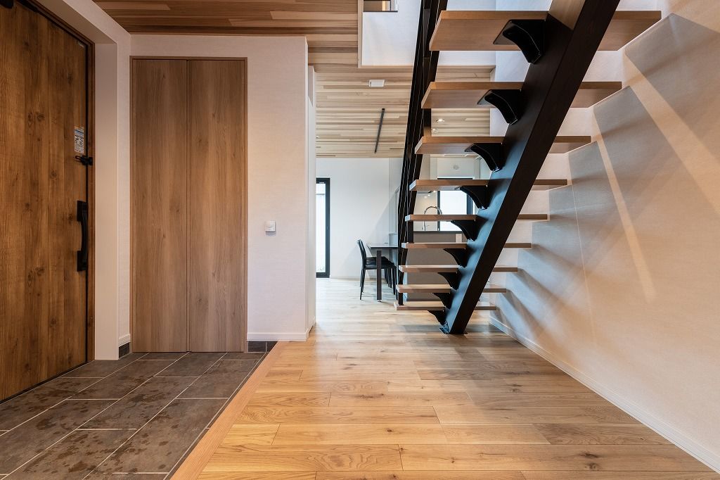 アーキテックプランニング 【2000万円台/間取り図有】ウォークスルークローゼットなど収納充実、無垢材が映えるナチュラルテイストの住まいの建築実例画像1