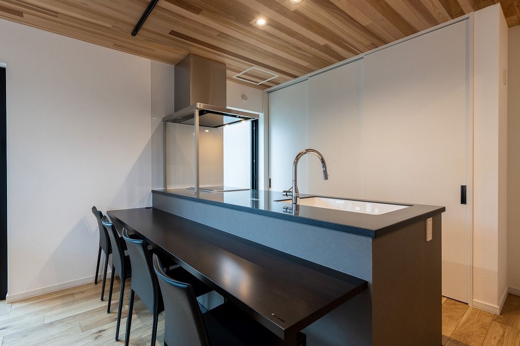 アーキテックプランニング 【2000万円台/間取り図有】ウォークスルークローゼットなど収納充実、無垢材が映えるナチュラルテイストの住まいの建築実例画像5