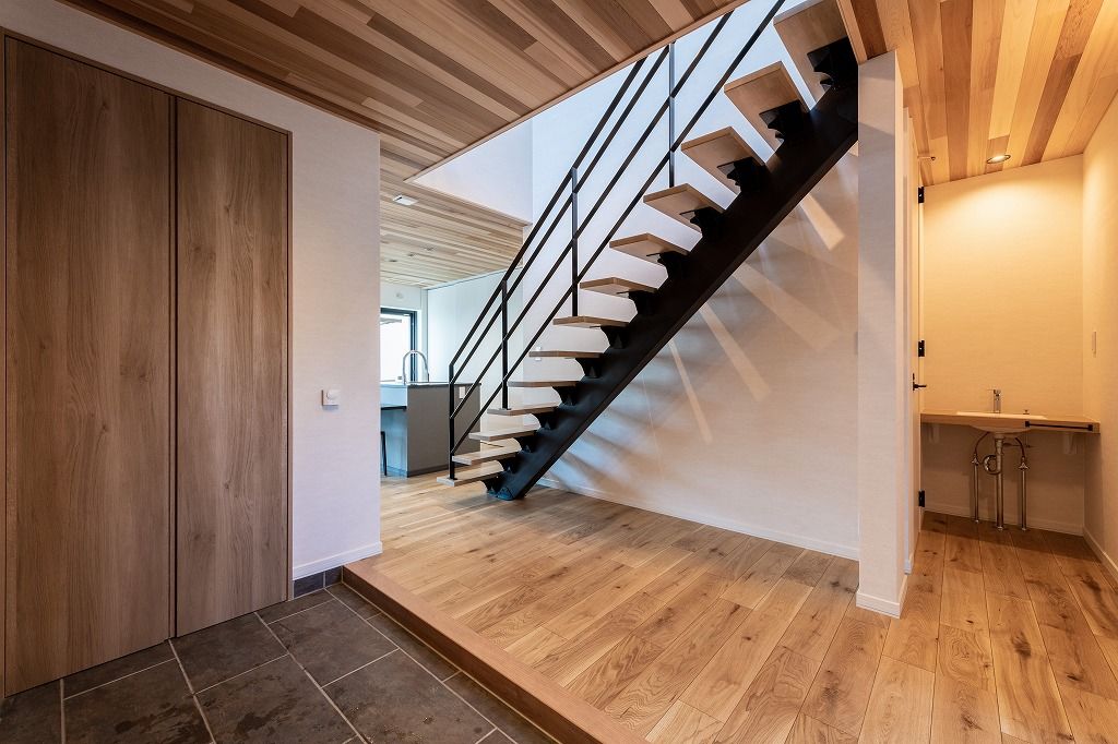 アーキテックプランニング 【2000万円台/間取り図有】ウォークスルークローゼットなど収納充実、無垢材が映えるナチュラルテイストの住まいの建築実例画像6