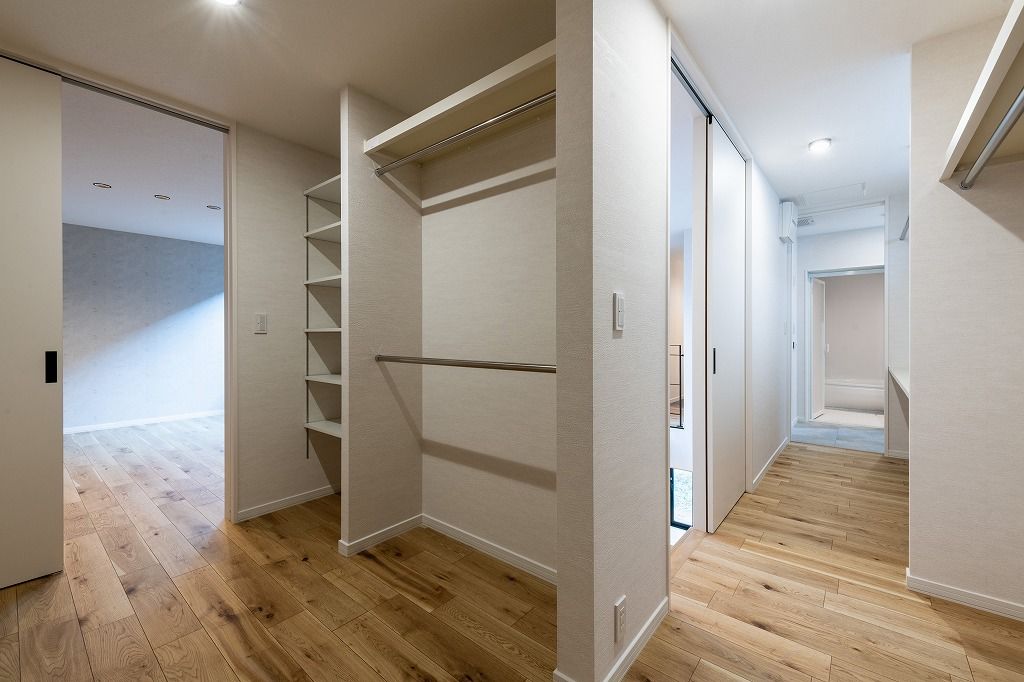 アーキテックプランニング 【2000万円台/間取り図有】ウォークスルークローゼットなど収納充実、無垢材が映えるナチュラルテイストの住まいの建築実例画像8