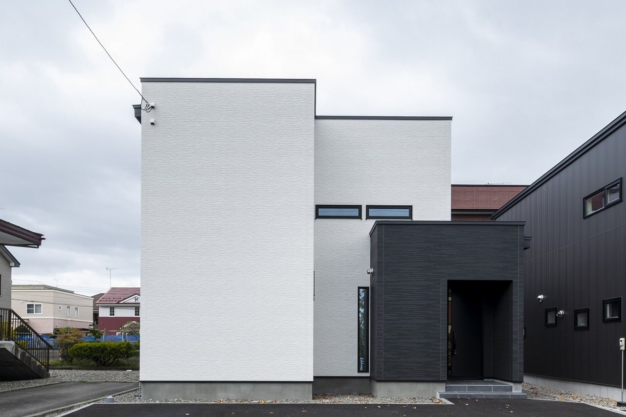 アーキテックプランニング [2000～2500万円/３LDK間取り図有/２階建て/吹き抜け]間接照明が効いた、吹抜けやスケルトン階段が映える家の建築実例画像2