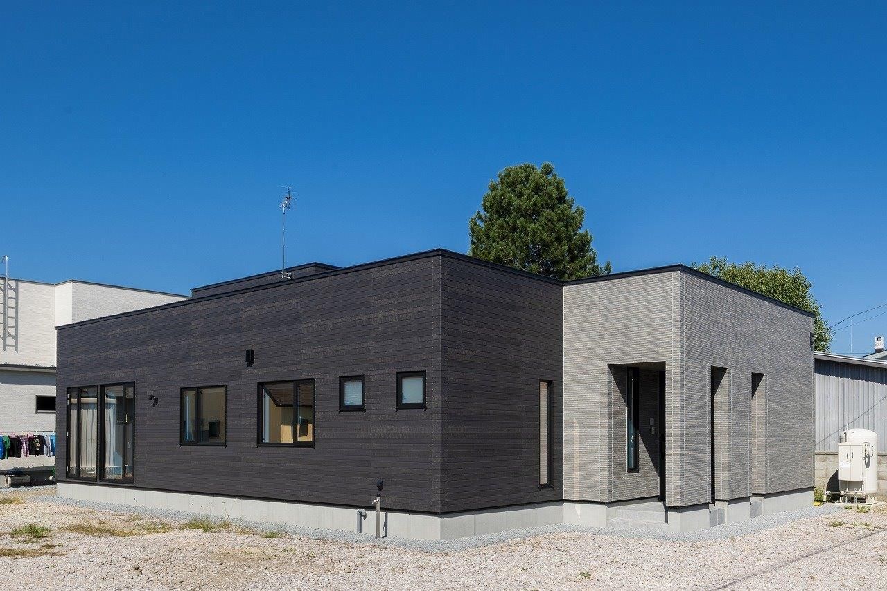 アーキテックプランニング [平屋/3000万円台]４LDK、開放的な空間の広がりを感じる平屋。デザインも住みやすさもこだわったお住まいの建築実例画像2