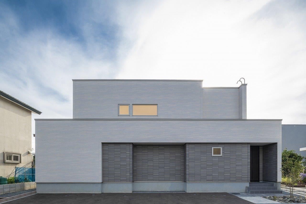 アーキテックプランニング [2000万円台/間取り図有]梁型フレームの外観デザインやおしゃれな内観に暮らしやすさの工夫も溢れるお住まいの建築実例画像1