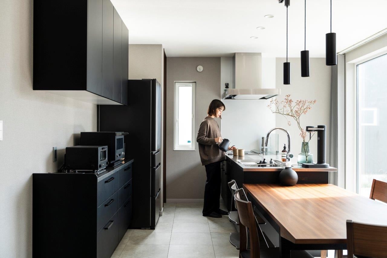 アーキテックプランニング [2000万円台/間取り図有/２階建て]大きな窓とコンクリートテラスで内外の一体感あるインフィニティ空間を実現の建築実例画像1