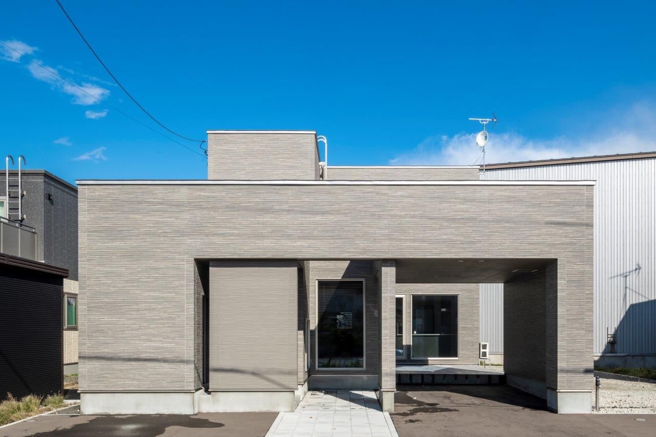 アーキテックプランニング [2000万円台/間取り図有/２階建て]大きな窓とコンクリートテラスで内外の一体感あるインフィニティ空間を実現の建築実例画像2