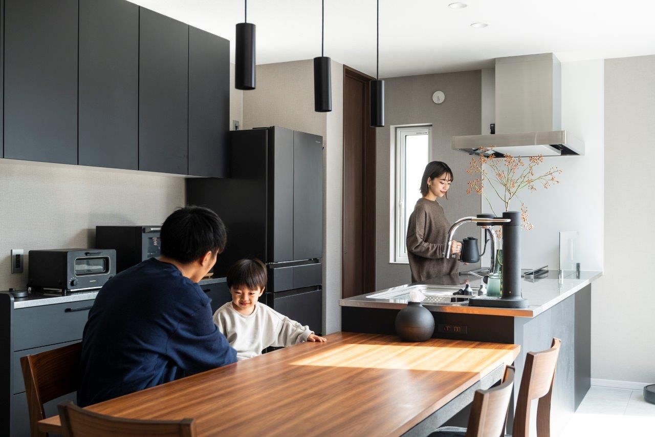 アーキテックプランニング [2000万円台/間取り図有/２階建て]大きな窓とコンクリートテラスで内外の一体感あるインフィニティ空間を実現の建築実例画像3