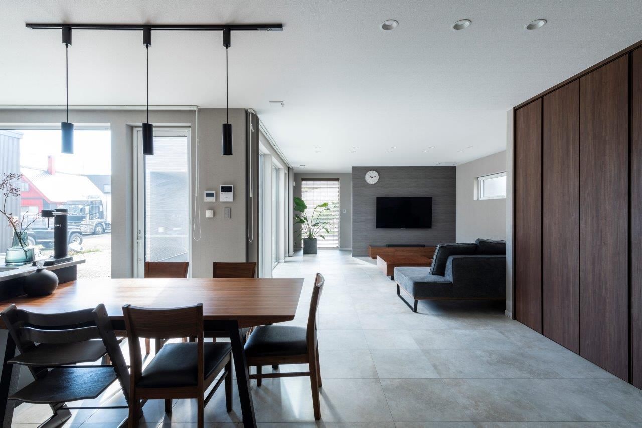 アーキテックプランニング [2000万円台/間取り図有/２階建て]大きな窓とコンクリートテラスで内外の一体感あるインフィニティ空間を実現の建築実例画像4