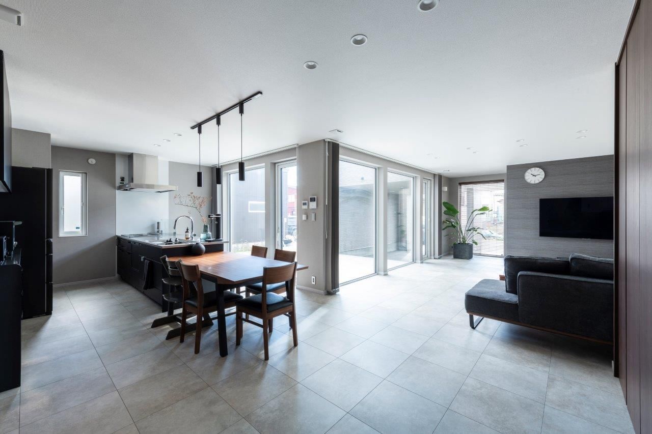 アーキテックプランニング [2000万円台/間取り図有/２階建て]大きな窓とコンクリートテラスで内外の一体感あるインフィニティ空間を実現の建築実例画像6