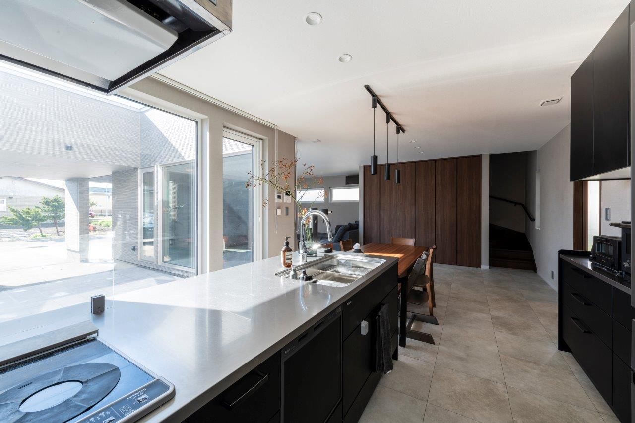 アーキテックプランニング [2000万円台/間取り図有/２階建て]大きな窓とコンクリートテラスで内外の一体感あるインフィニティ空間を実現の建築実例画像7